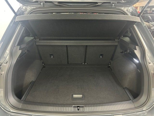 Fahrzeugabbildung Volkswagen Tiguan 1.5TSI R-Line BLACK STYLE MATRIX PANO NAV