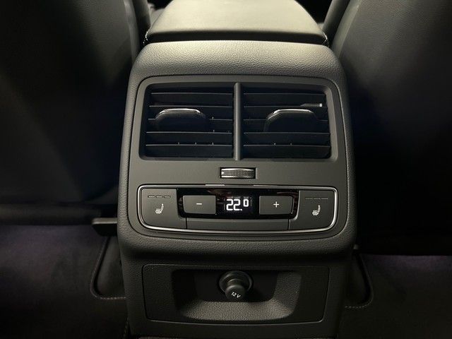 Fahrzeugabbildung Audi RS 4 Avant Sonderfarbe Taktikgrün