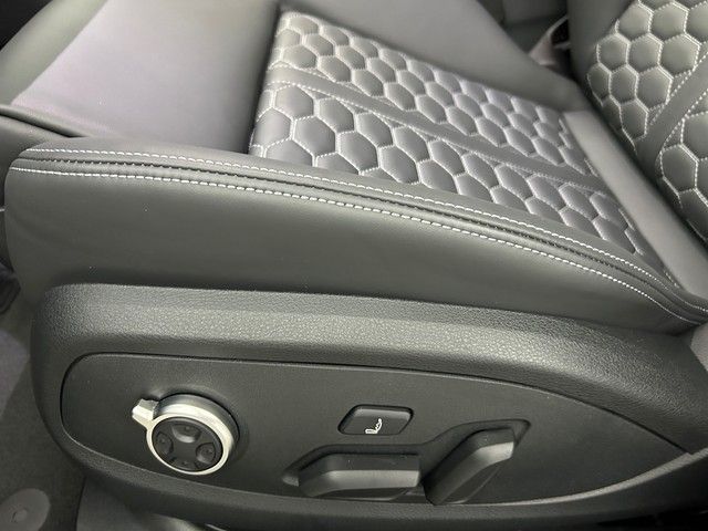 Fahrzeugabbildung Audi RS 4 Avant Sonderfarbe Taktikgrün